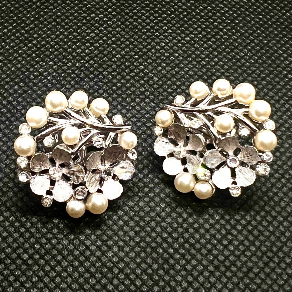 RARE Vintage Crown‎ Trifari Faux Pearl Clear Rhinestone Flower Clip On Earrings
